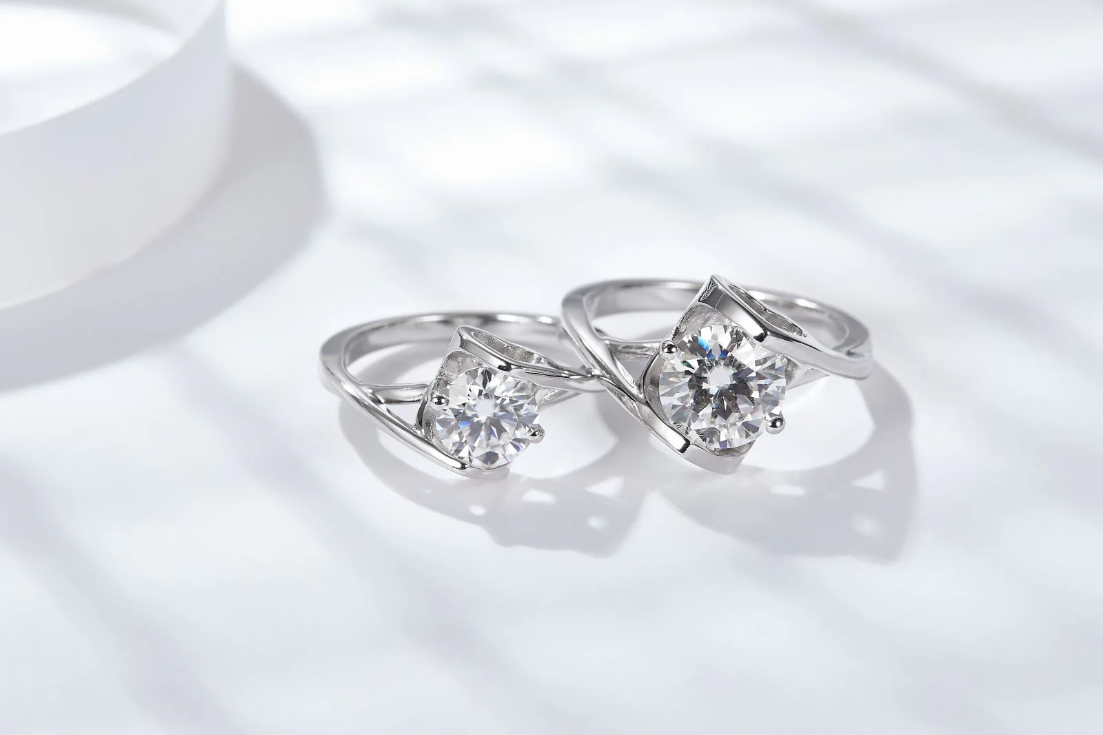 IE223 6.5MM ROUND CUT MOISSANITE DIAMOND RING IN STERLING SILVER - Image 4