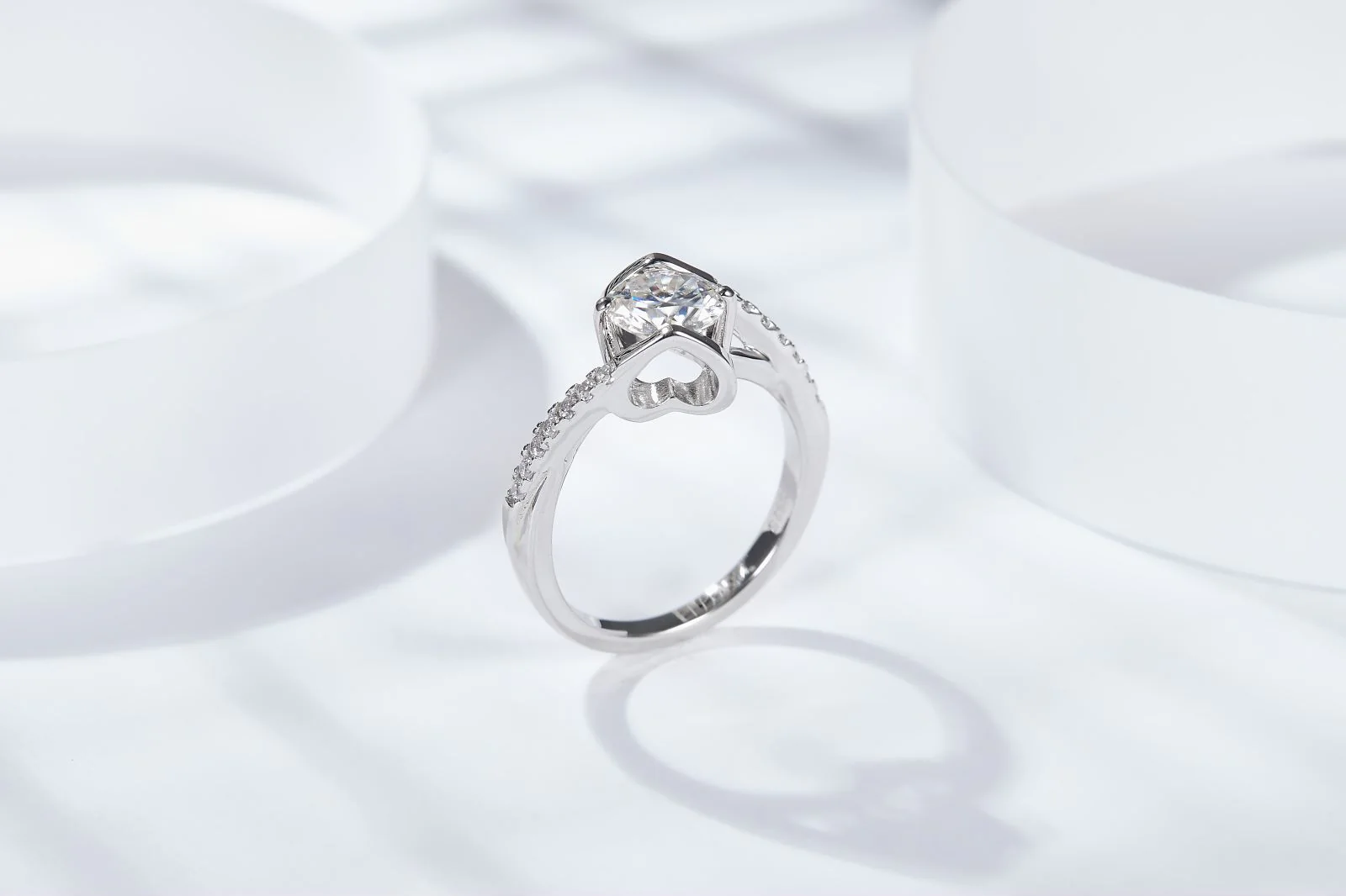 IE223 6.5MM ROUND CUT MOISSANITE DIAMOND RING IN STERLING SILVER - Image 5
