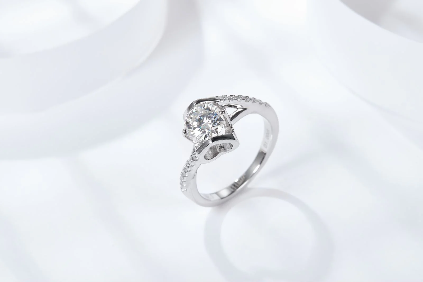 IE223 6.5MM ROUND CUT MOISSANITE DIAMOND RING IN STERLING SILVER - Image 6