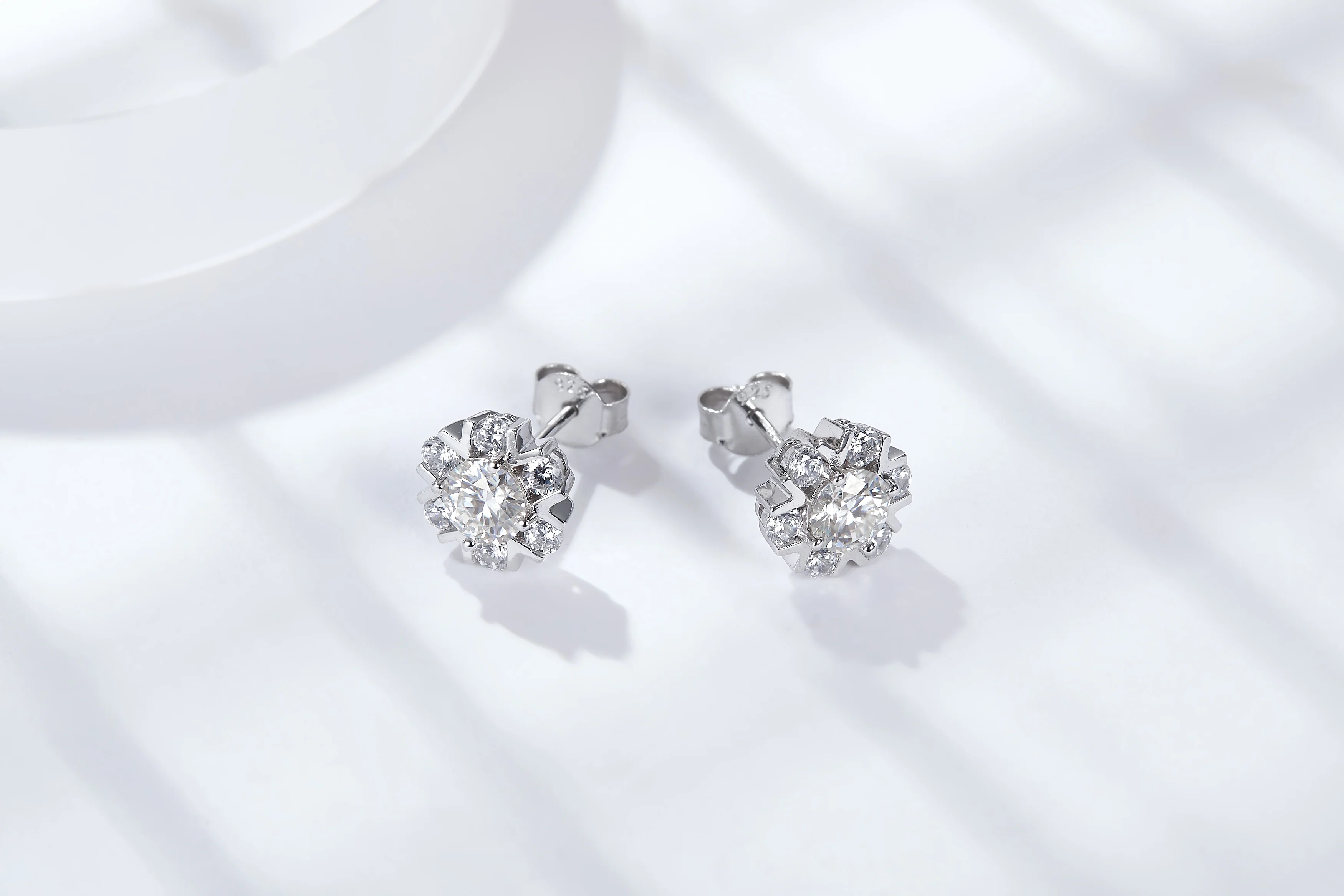 IE4021 MOISSANITE DIAMOND SNOWFLAKE STUD EARRINGS IN STERLING SILVER - Image 2