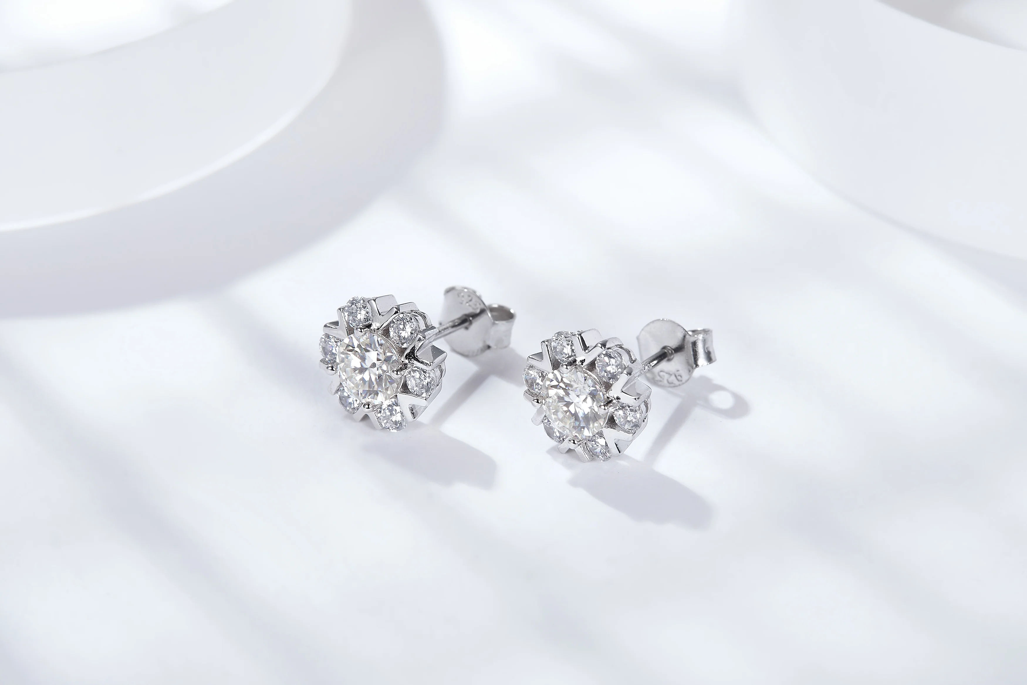 IE4021 MOISSANITE DIAMOND SNOWFLAKE STUD EARRINGS IN STERLING SILVER - Image 3