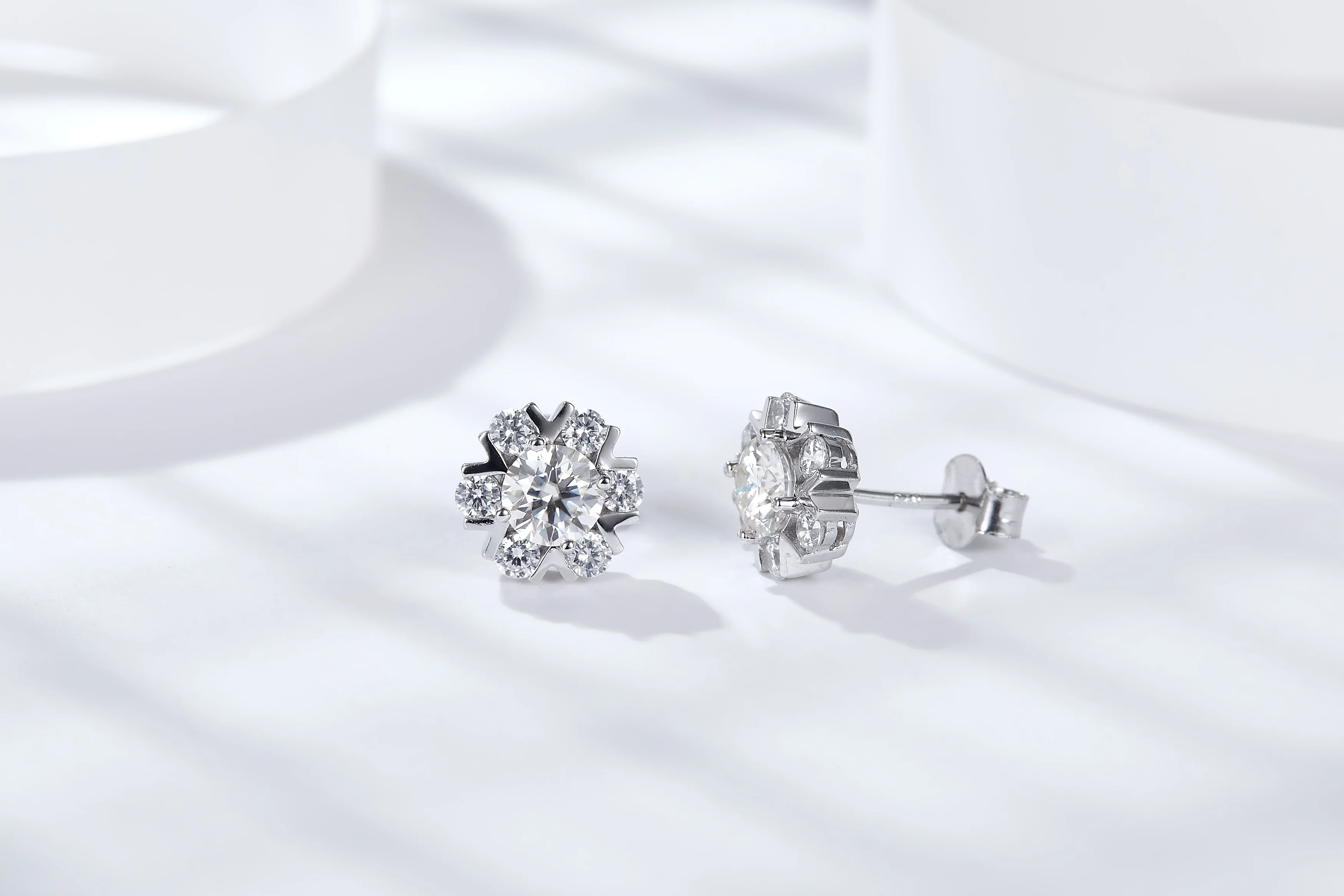 IE4021 MOISSANITE DIAMOND SNOWFLAKE STUD EARRINGS IN STERLING SILVER - Image 4
