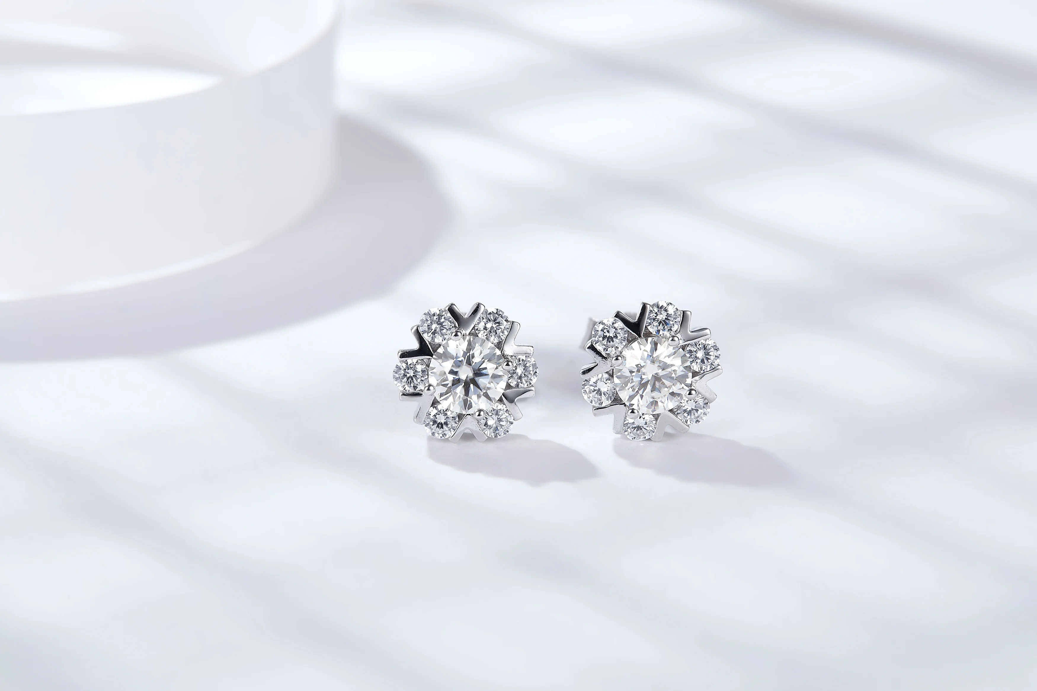 IE4021 MOISSANITE DIAMOND SNOWFLAKE STUD EARRINGS IN STERLING SILVER - Image 5