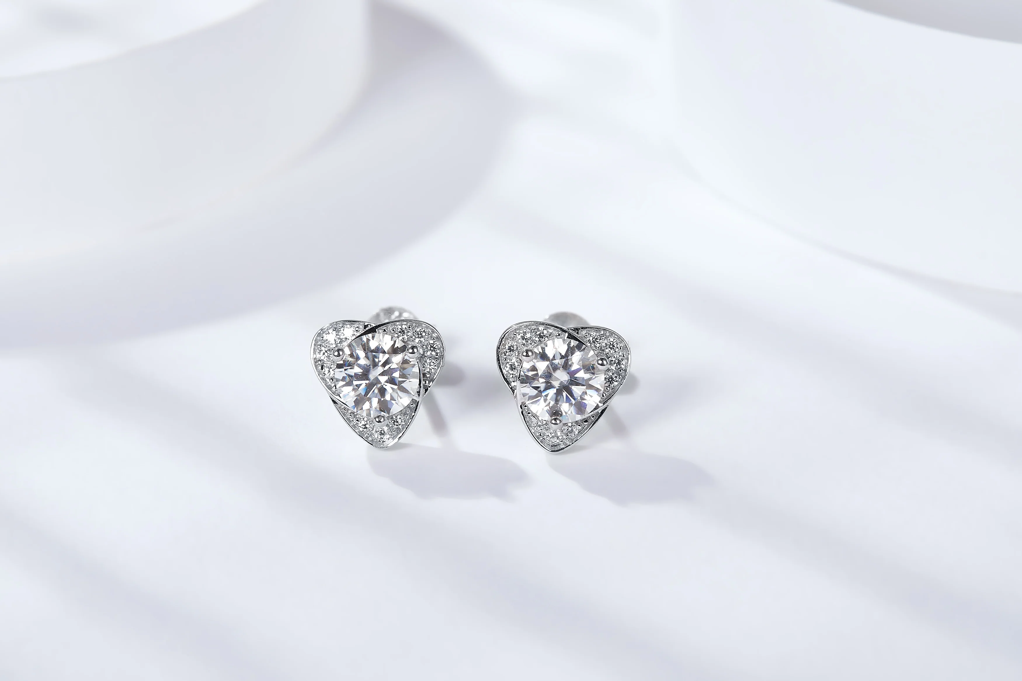 IE4024 0.5CT ENCASED MOISSANITE STUD EARRING IN STERLING SILVER - Image 2