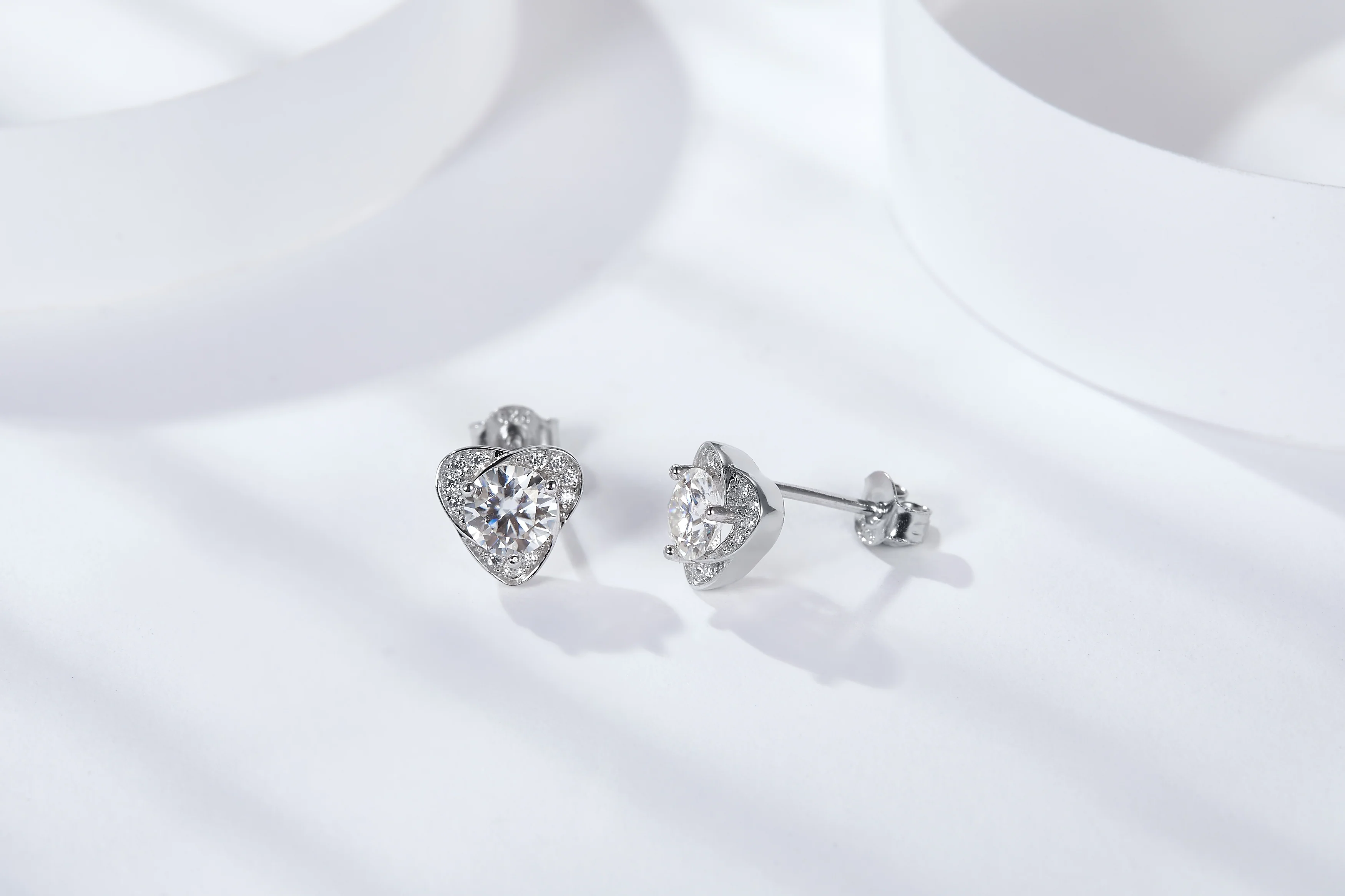 IE4024 0.5CT ENCASED MOISSANITE STUD EARRING IN STERLING SILVER - Image 4