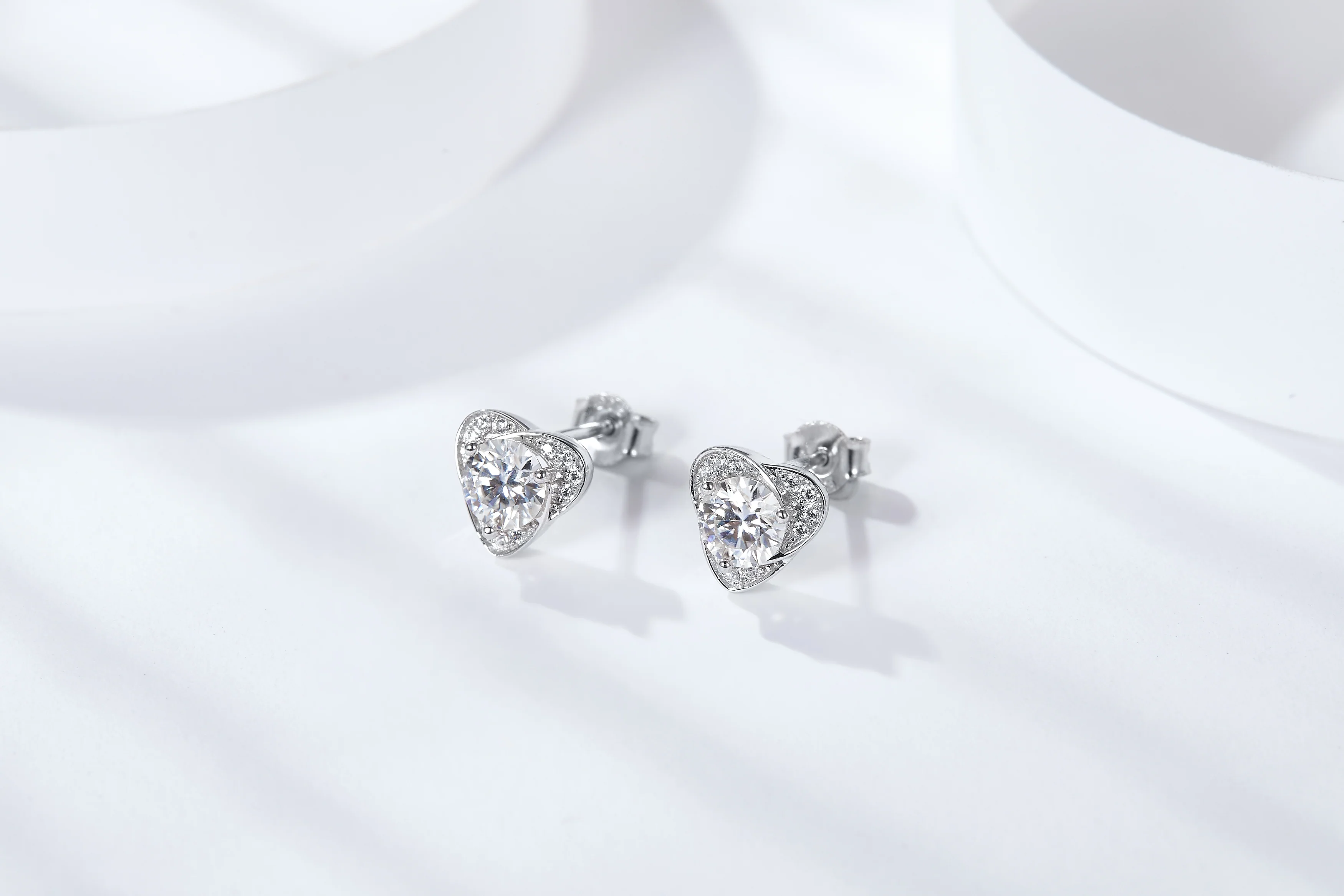 IE4024 0.5CT ENCASED MOISSANITE STUD EARRING IN STERLING SILVER - Image 5