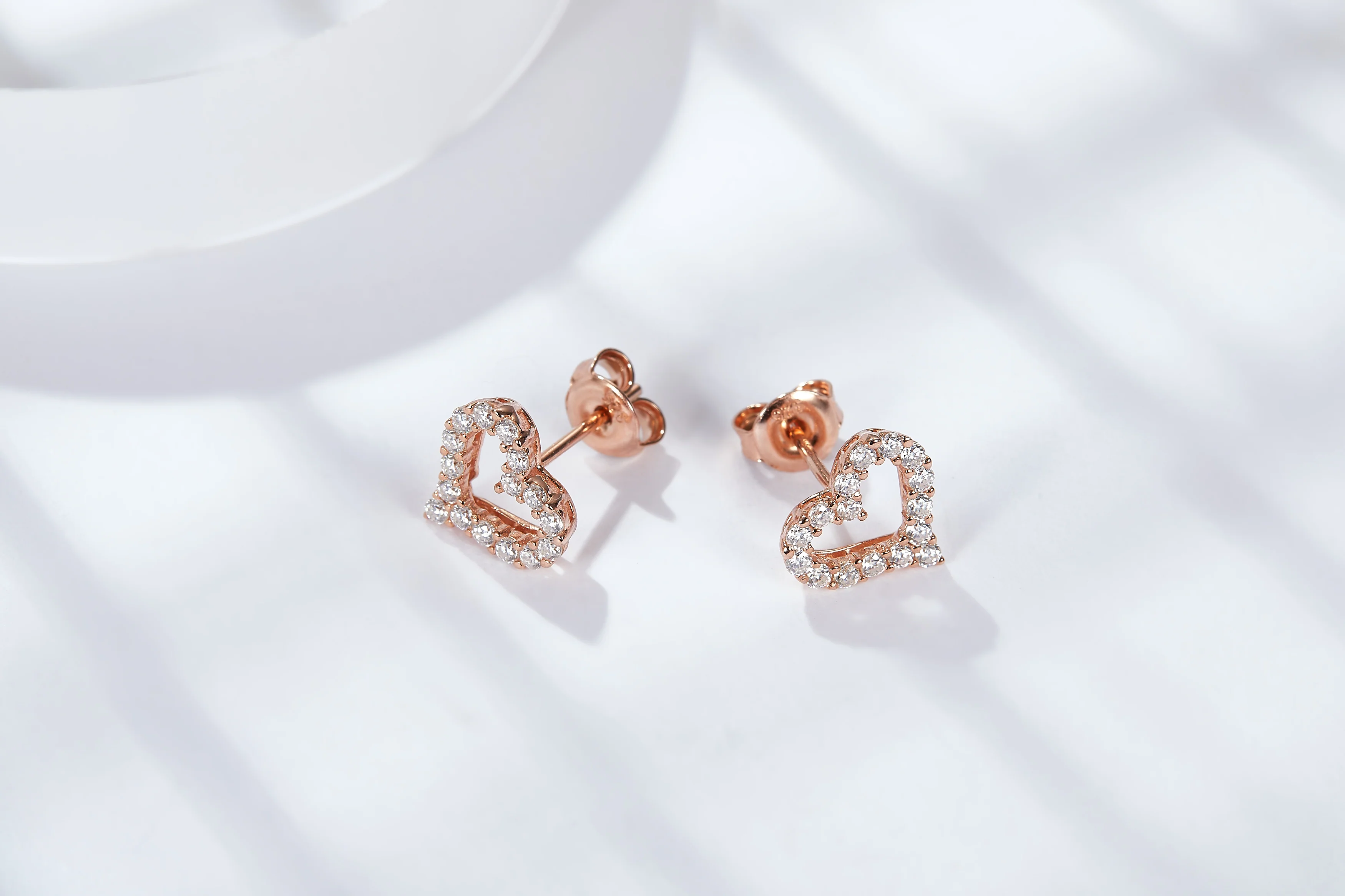 IE4031 HEART STUD MOISSANITE DIAMOND EARRING IN STERLING SILVER - Image 4