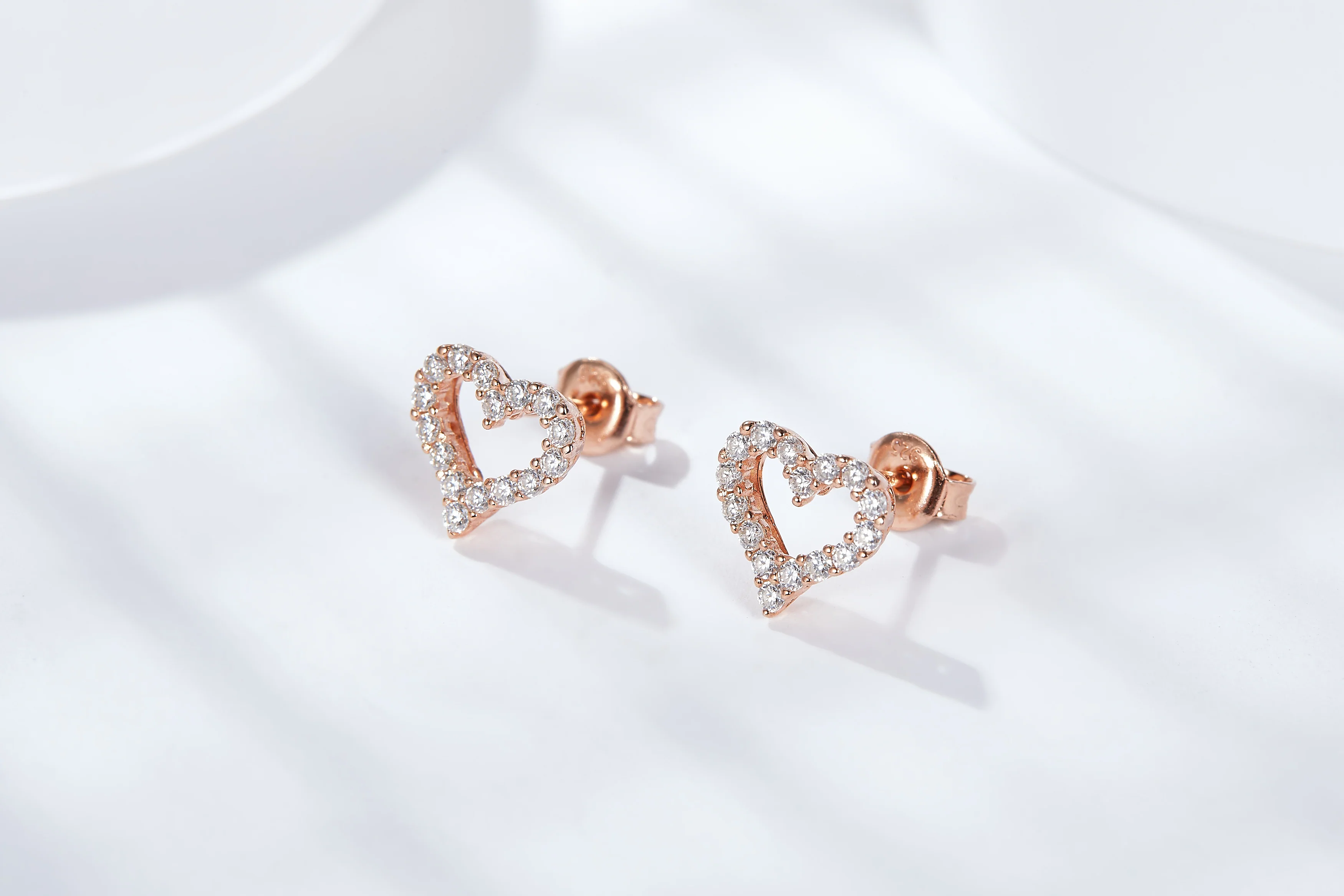 IE4031 HEART STUD MOISSANITE DIAMOND EARRING IN STERLING SILVER - Image 5