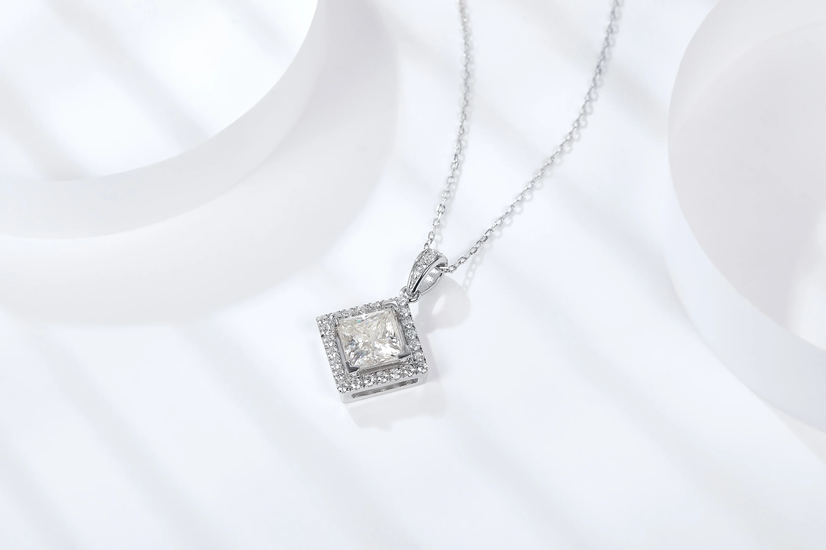 IE5033 2CT PRINCESS CUT MOISSANITE NECKLACE IN STERLING SILVER - Image 4