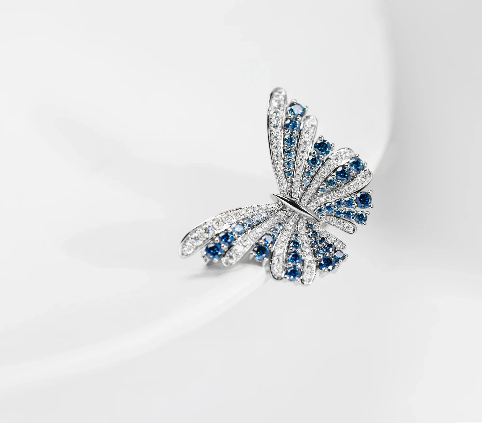 MOISSANITE AZURE WINGS BROOCH IN SOLID WHITE GOLD - Image 5