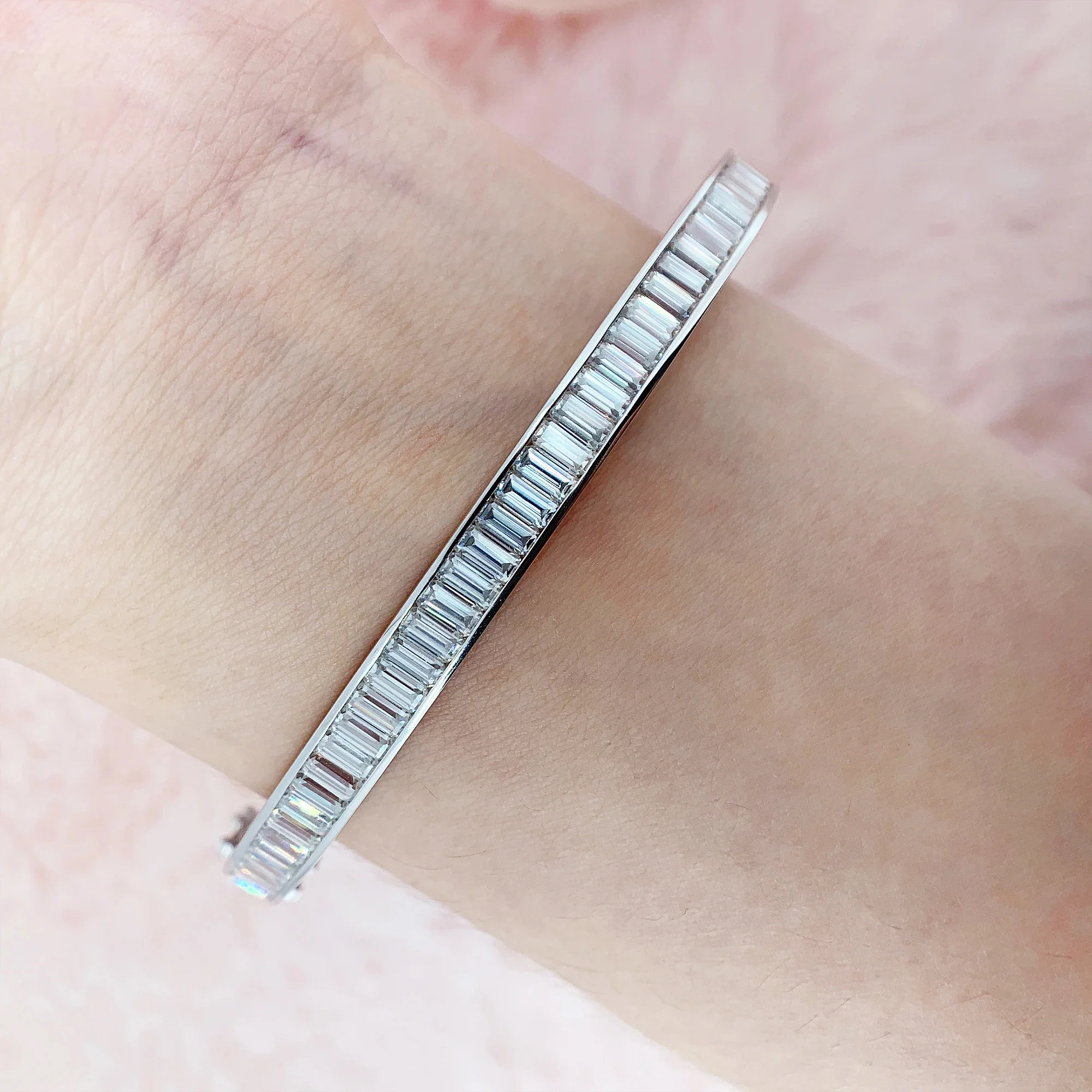 MOISSANITE BAGUETTE BANGLES IN SOLID GOLD - Image 2