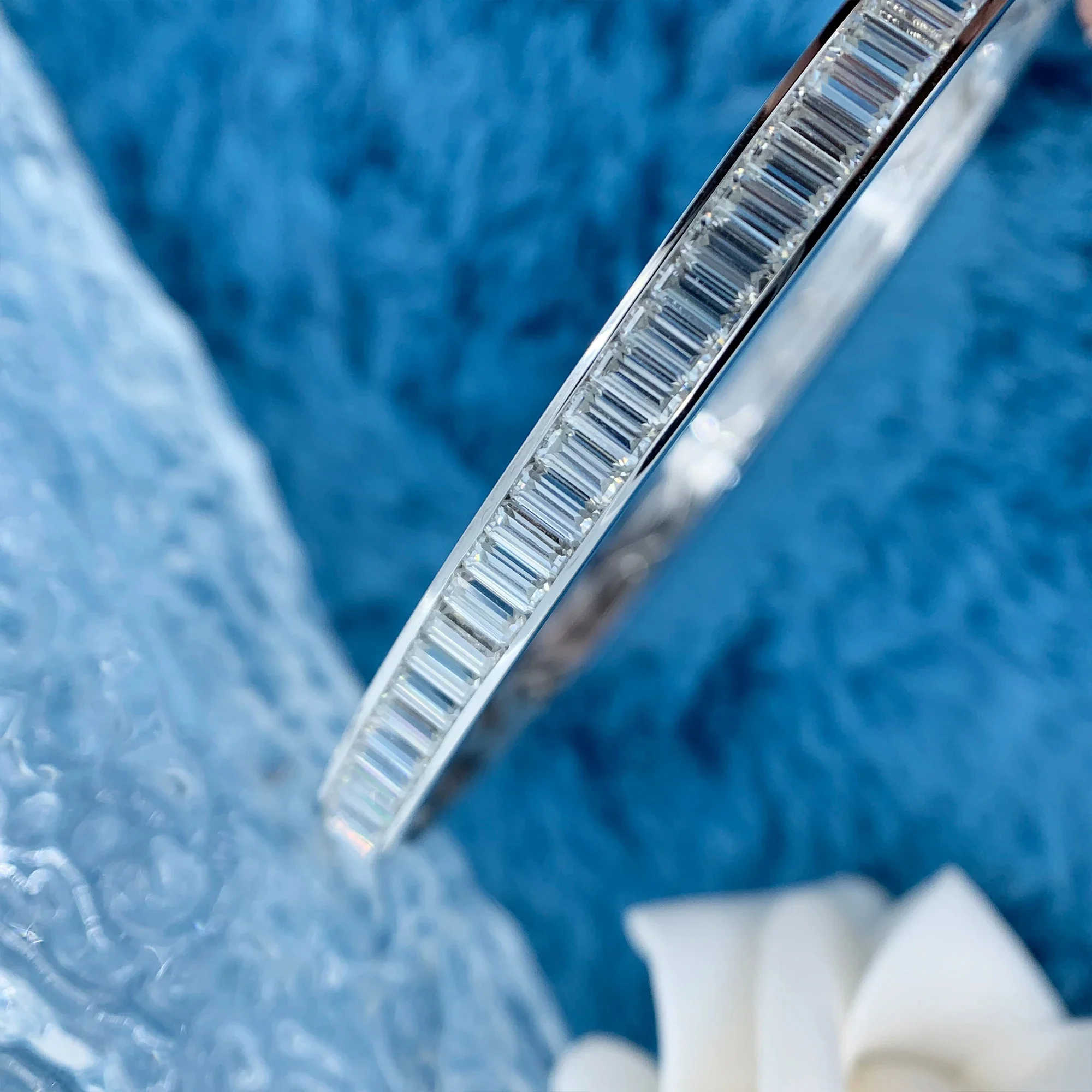 MOISSANITE BAGUETTE BANGLES IN SOLID GOLD - Image 3