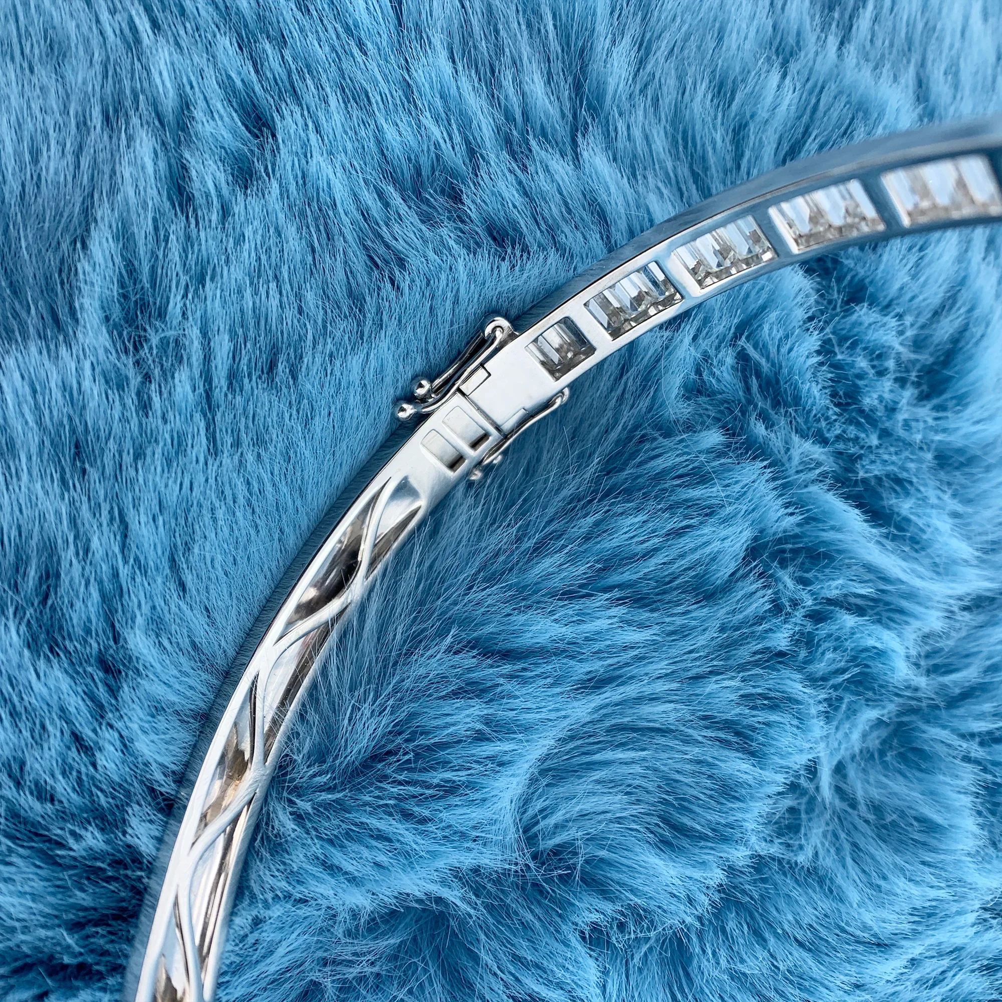 MOISSANITE BAGUETTE BANGLES IN SOLID GOLD - Image 5