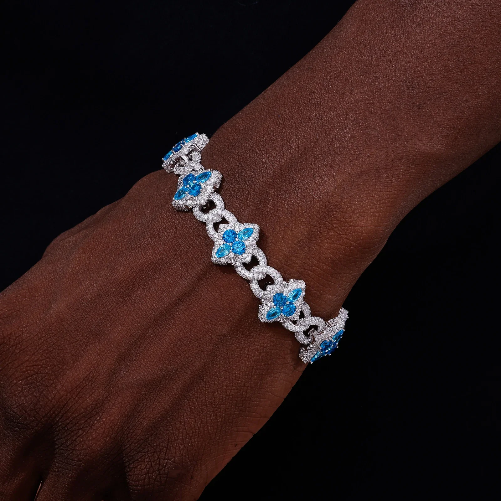 MOISSANITE FOUR LEAF CLOVER INFINITY LINK BRACELET IN STERLING SILVER - Image 4