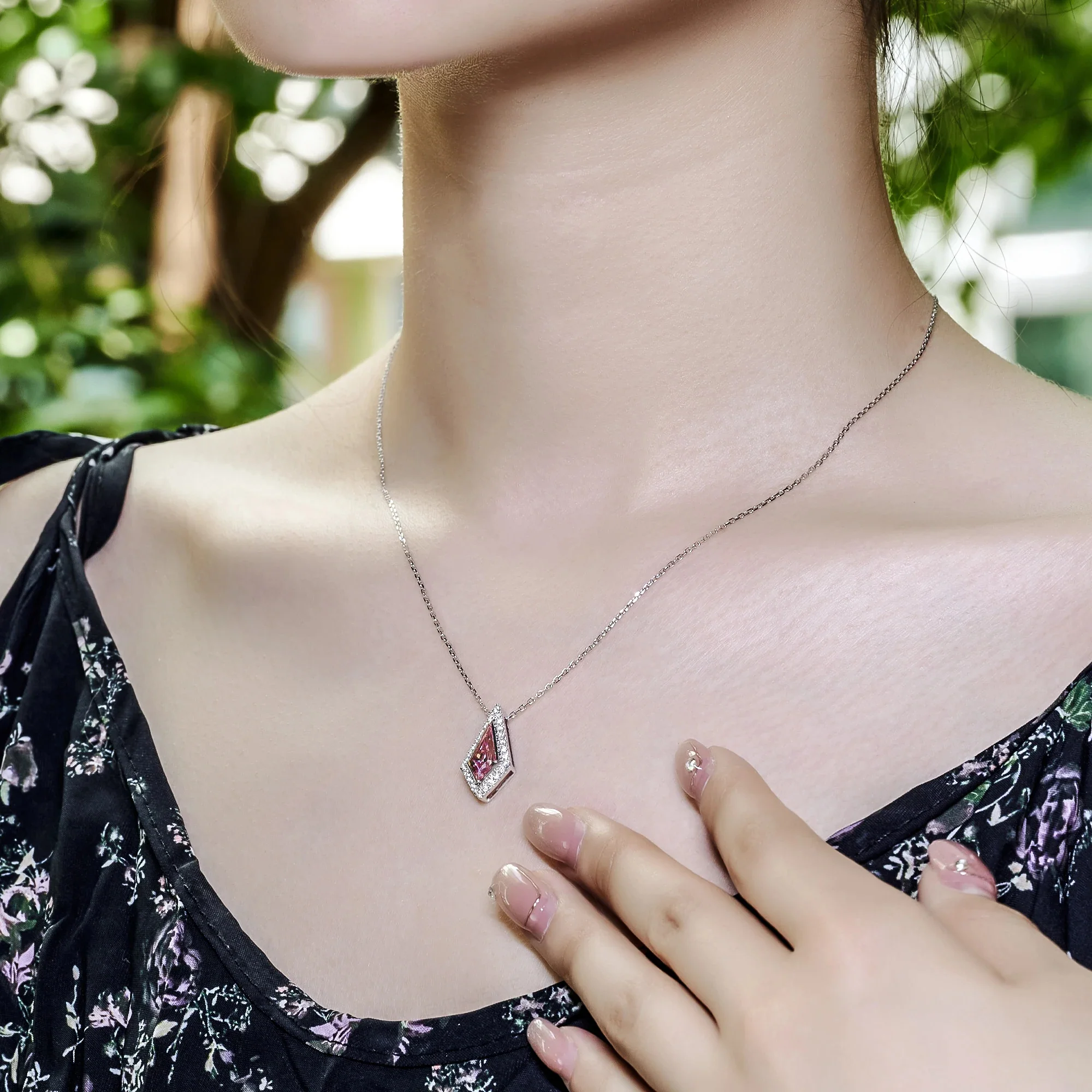 PINK AURORA MOISSANITE NECKLACE IN SOLID GOLD - Image 3