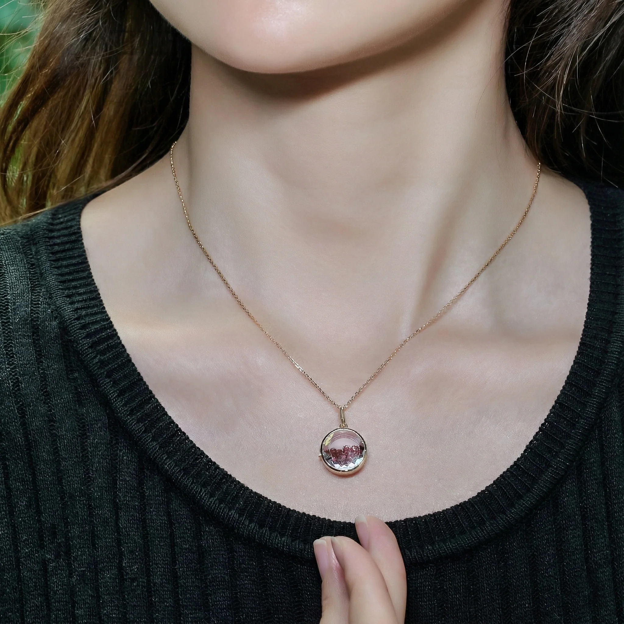 MOISSANITE VAULT PORTRAIT CUT PENDANT IN SOLID GOLD - Image 3