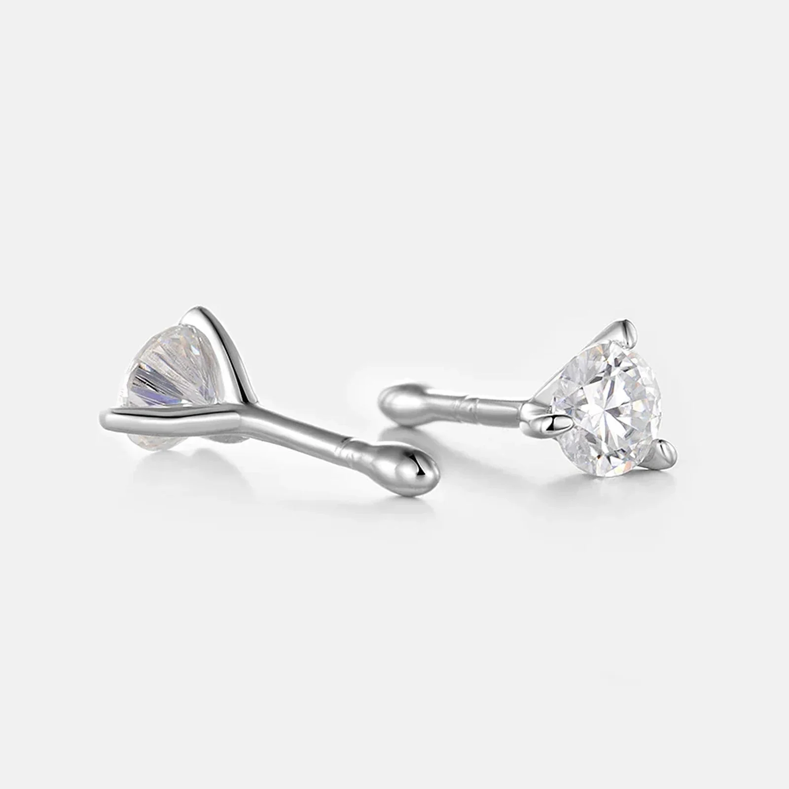 ROUND CUT MOISSANITE NOSE RING IN STERLING SILVER - Image 3
