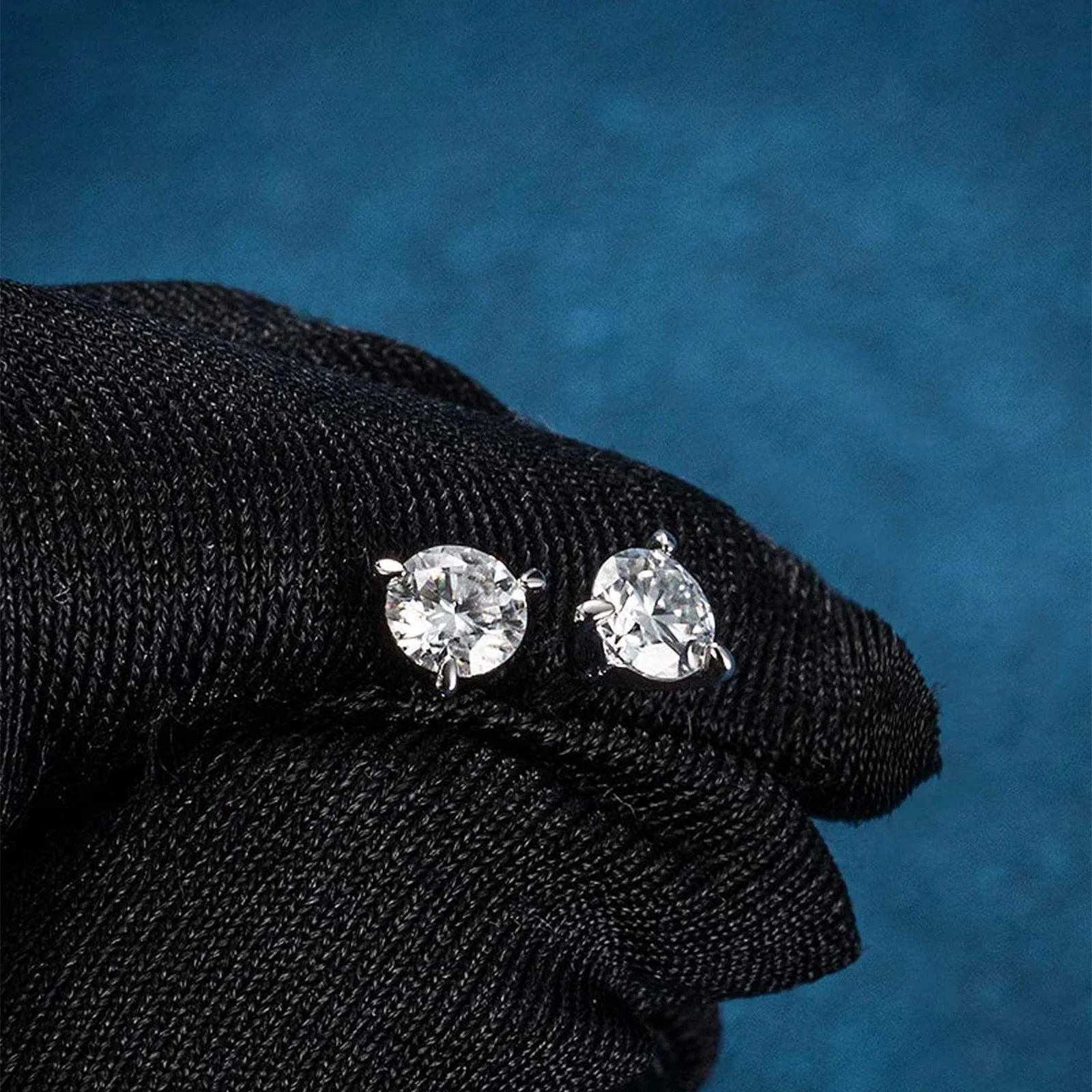 ROUND CUT MOISSANITE NOSE RING IN STERLING SILVER - Image 4