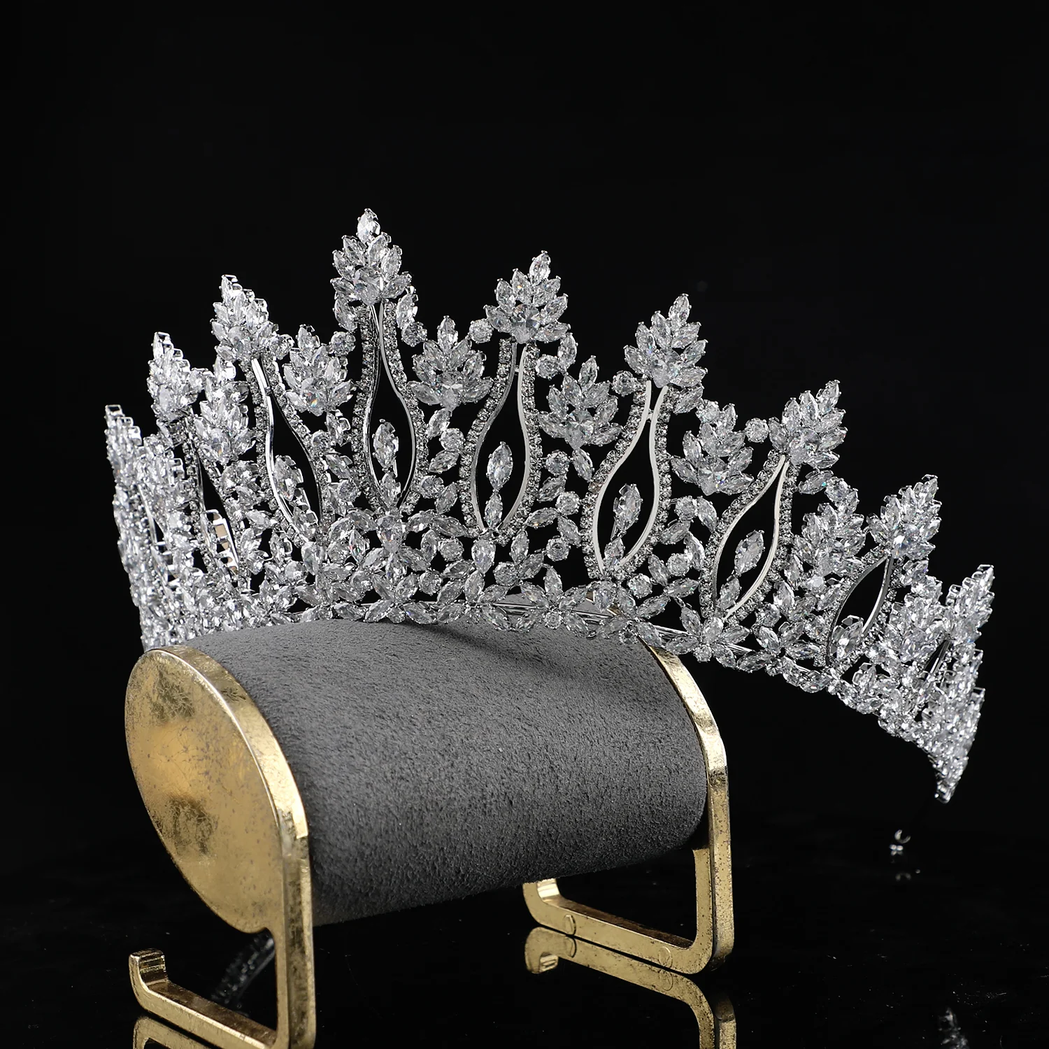 ROYAL RADIANCE TIARA CROWN - Image 3