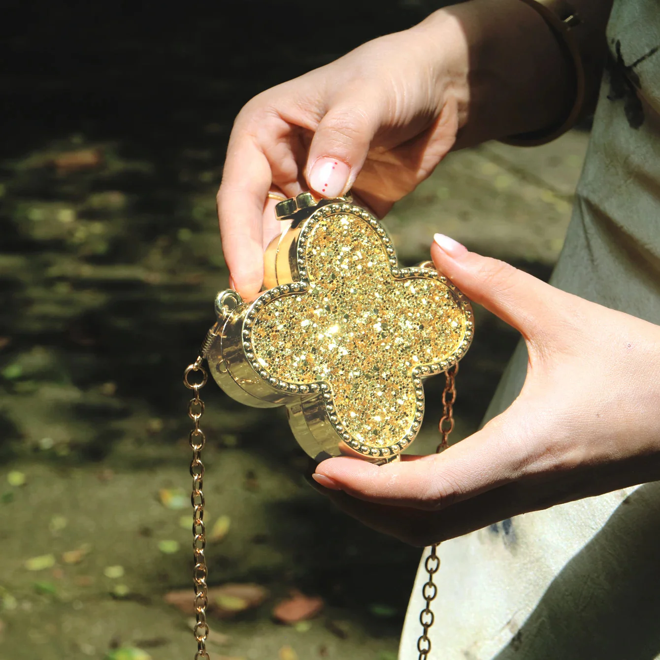 VAN CLEEF CLOVER COIN BAG - Image 4
